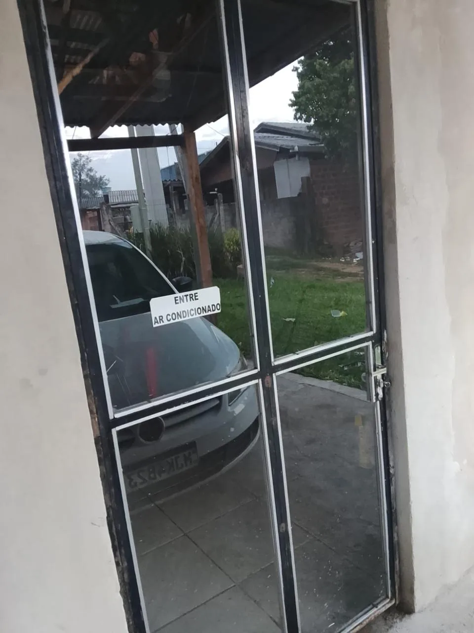 Esquadria metálica com vidro