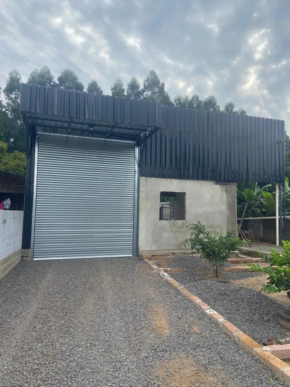 Galpão com porta rolo automatizada
