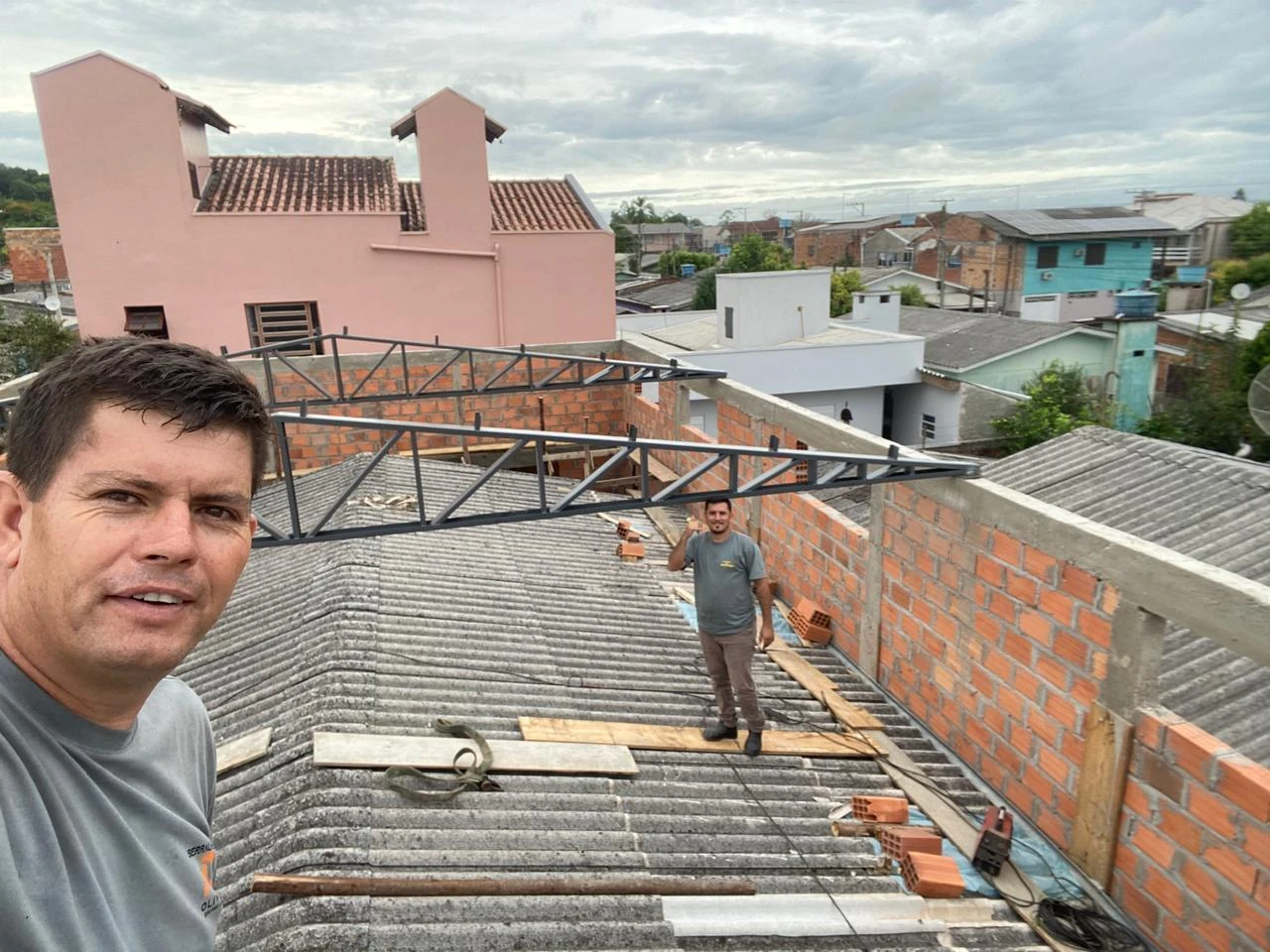 Fundador da Serralheria MD Oliveira em obra de estrutura metálica